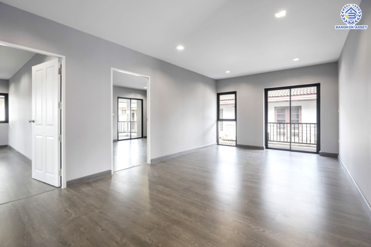 คฤหาสน์มือสองตกแต่งใหม่ โครงการ อักษรา พุทธมณฑลสาย3-บรมราชชนนี ตกแต่งหรูหรา เนื้อที่ 147 ตร.ว. พื้นที่ใช้สอยมากถึง 455 ตร.ม.!! ฟังก์ชันจัดเต็ม 4 ห้องนอนขนาดใหญ่ 5 ห้องน้ำ 1 ห้องแม่บ้าน จอดรถได้ 2 คัน พร้อมพื้นที่สนามหญ้าด้านข้างกว้างถึง 240 ตร.ม. บนทำเลเชื่อมต่อหลายเส้นทาง ใกล้เซ็นทรัลศาลายา, ม.มหิดล ทางคู่ขนานลอยฟ้าบรมราชชนนี และรายล้อมด้วยสิ่งอำนวยความสะดวกครบ!